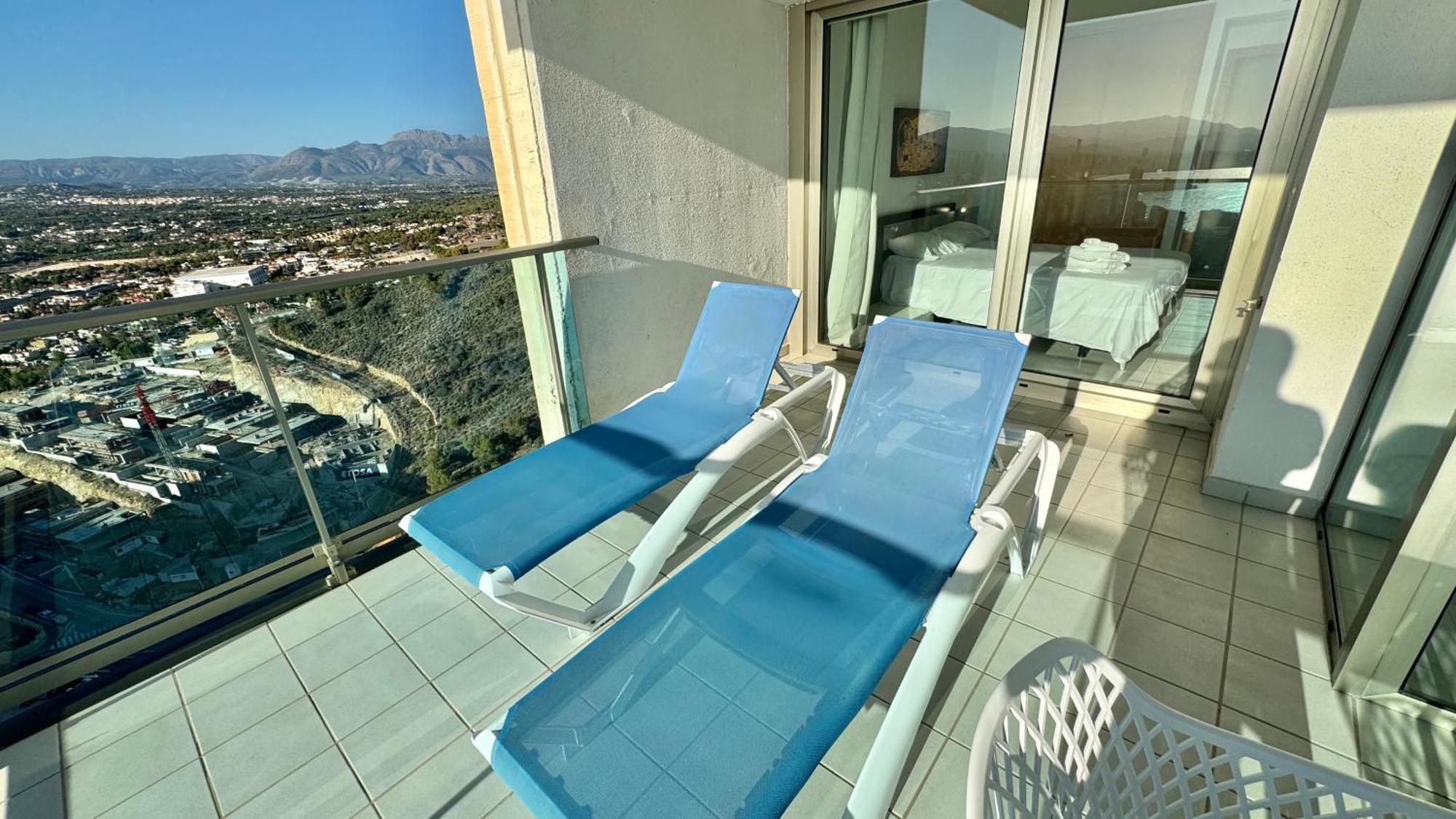 Highrise Apartment With Stunning Views From Private Balcony 85 베니돔 외부 사진