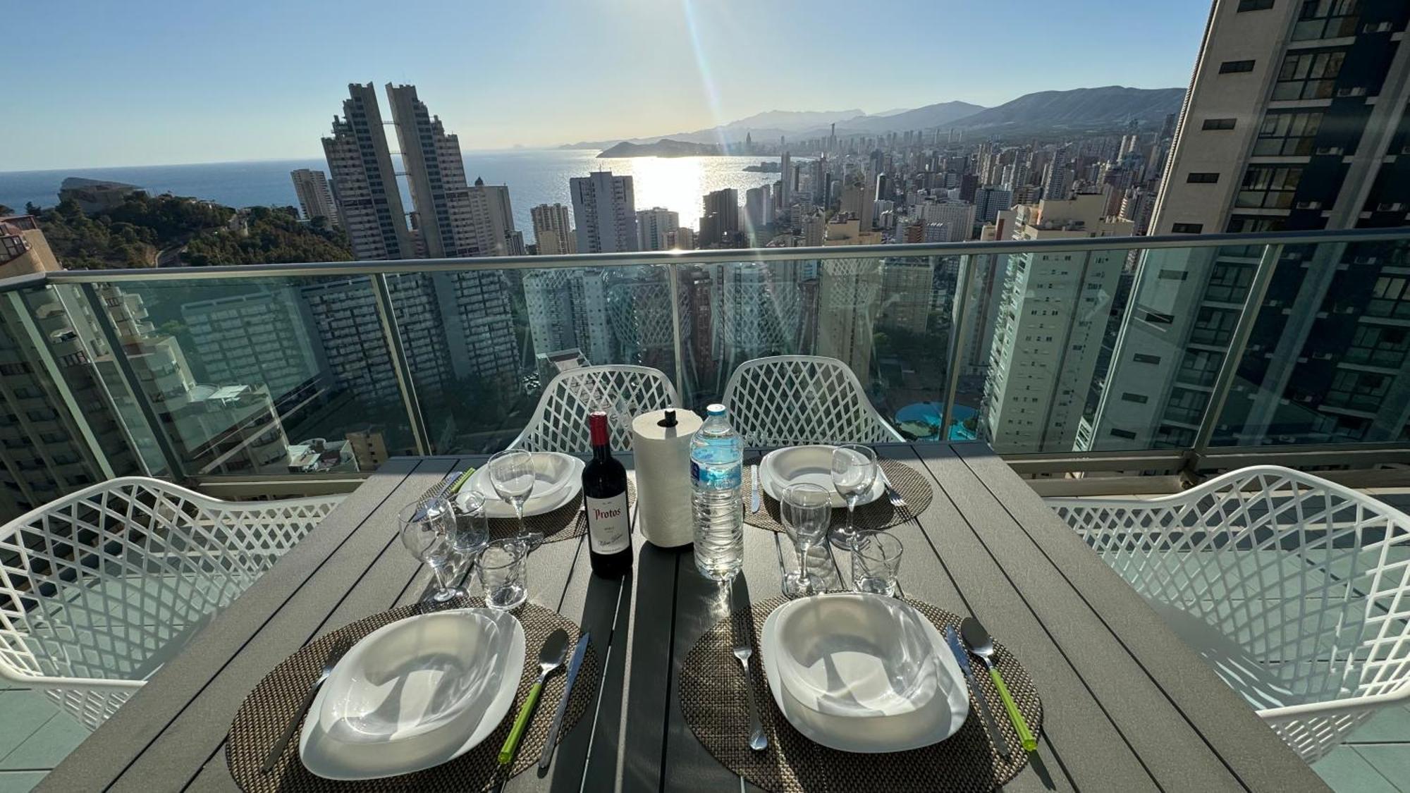 Highrise Apartment With Stunning Views From Private Balcony 85 베니돔 외부 사진