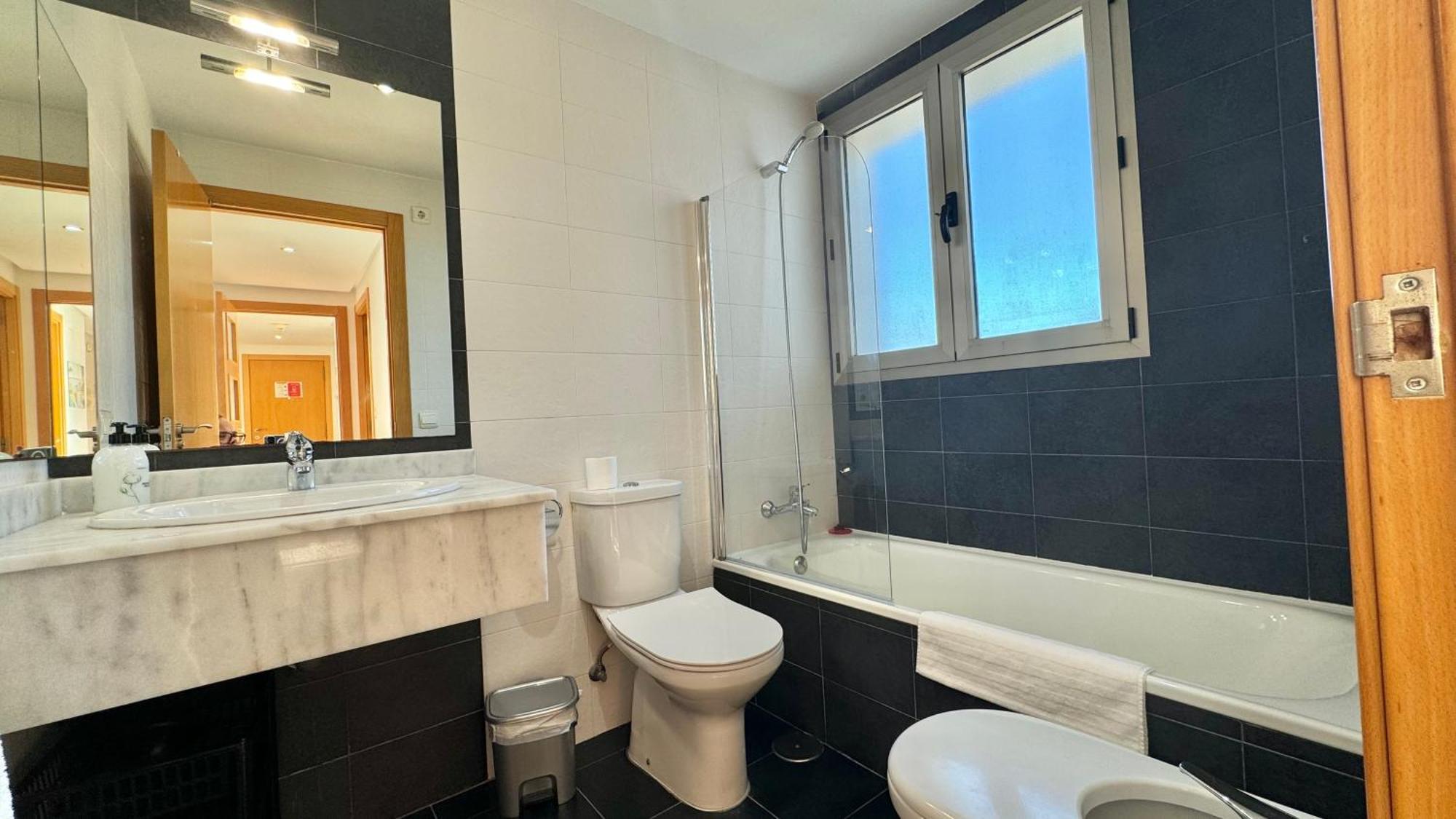 Highrise Apartment With Stunning Views From Private Balcony 85 베니돔 외부 사진