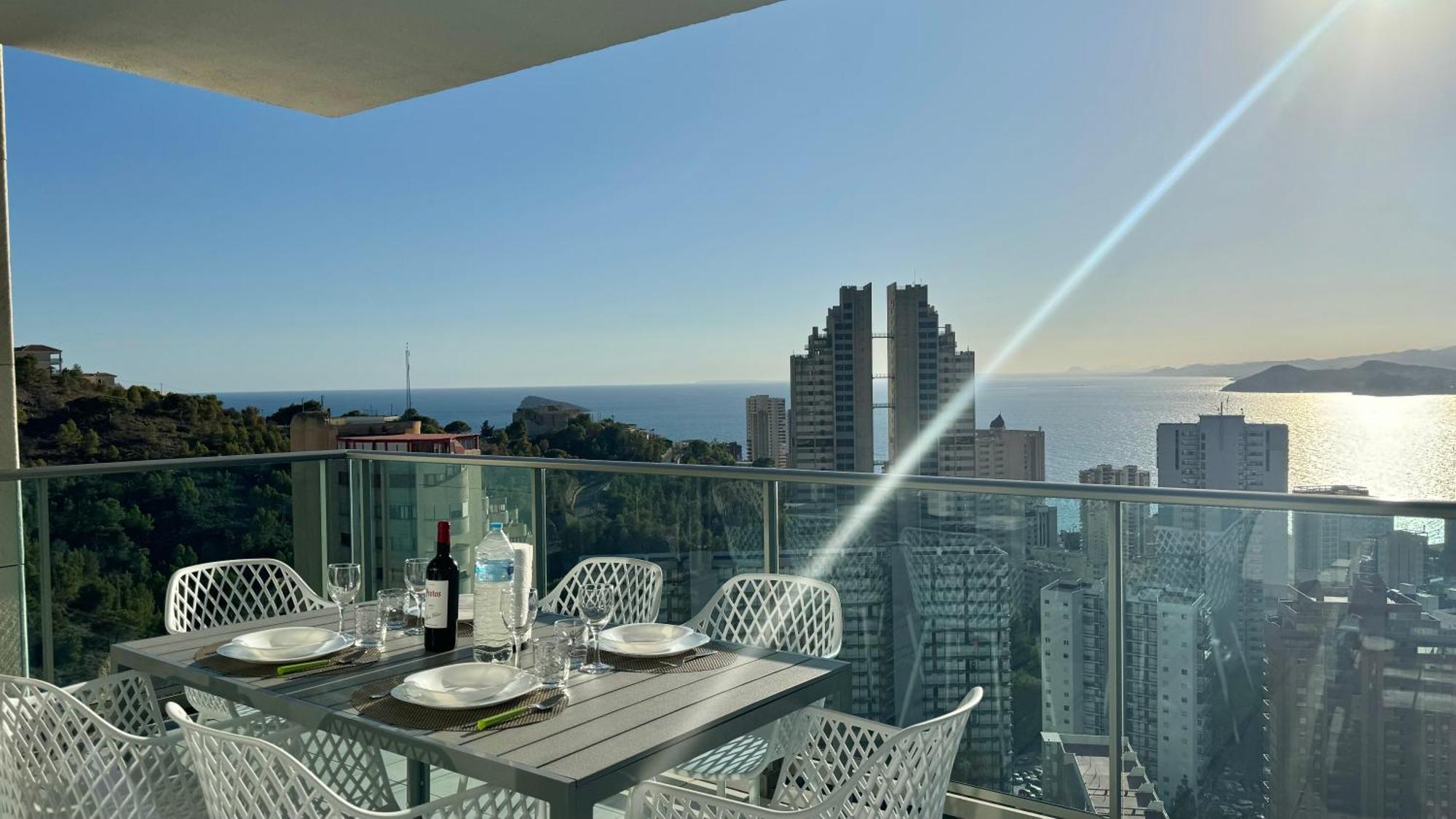 Highrise Apartment With Stunning Views From Private Balcony 85 베니돔 외부 사진